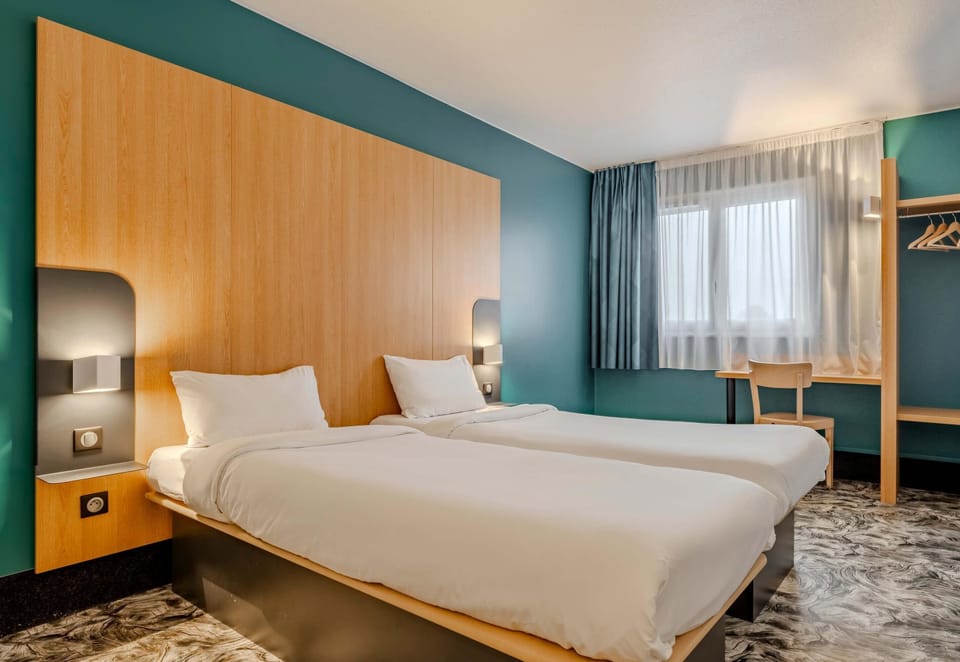 Twin Room | In-room safe, desk, soundproofing, iron/ironing board