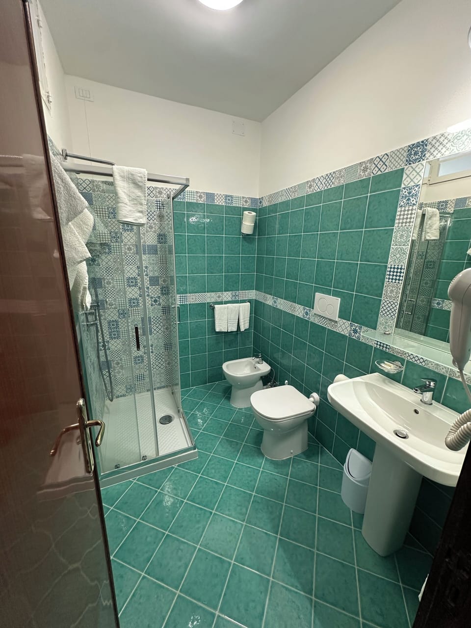 Standard Quadruple Room | Bathroom | Free toiletries, hair dryer, bidet, towels