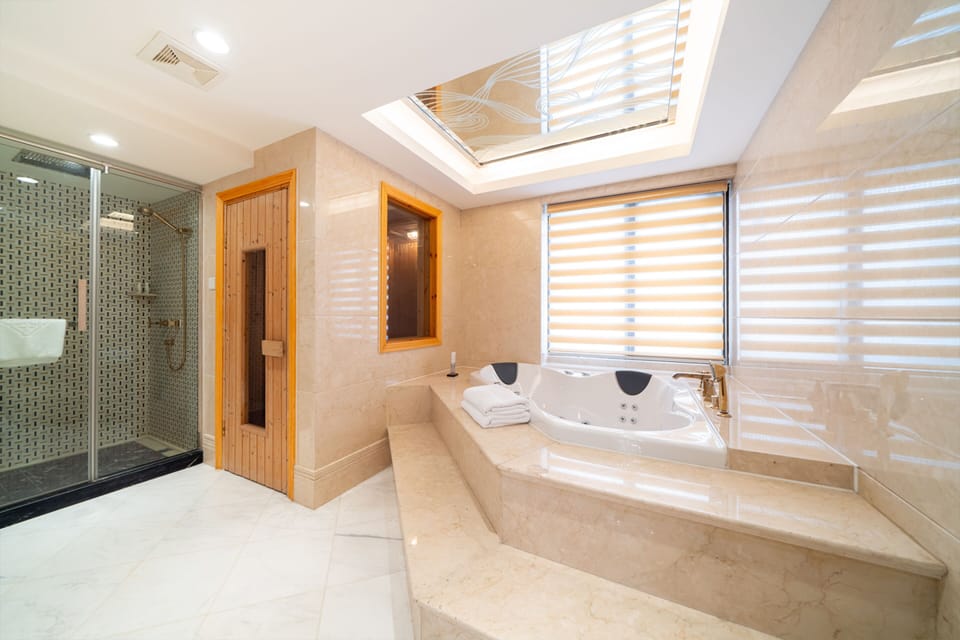 Presidential Suite | Bathroom | Shower, free toiletries, hair dryer