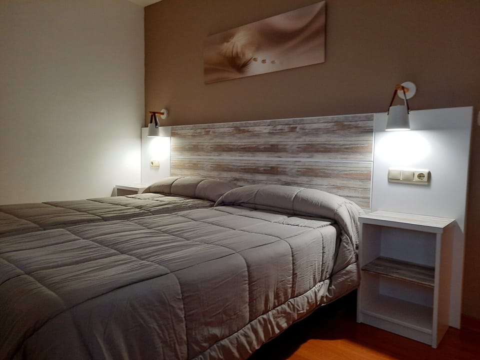 Twin Room | Desk, blackout drapes, free cribs/infant beds, rollaway beds