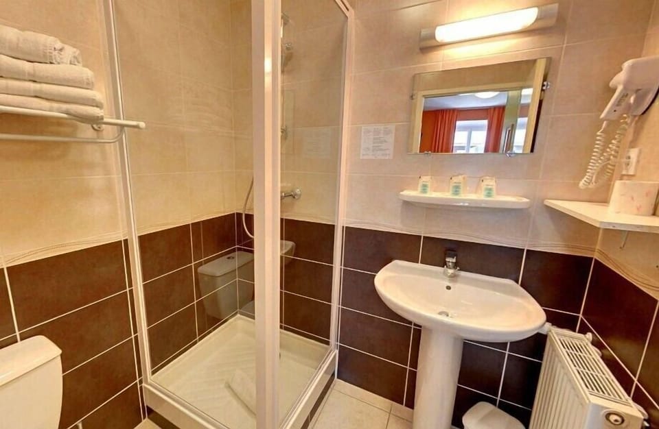Classic Triple Room | Bathroom | Shower, free toiletries, hair dryer, towels