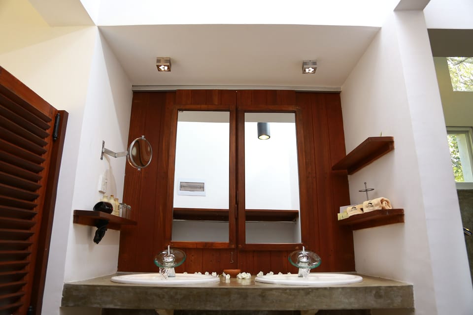 Superior Double or Twin Room, Garden View | Bathroom | Shower, rainfall showerhead, designer toiletries, hair dryer