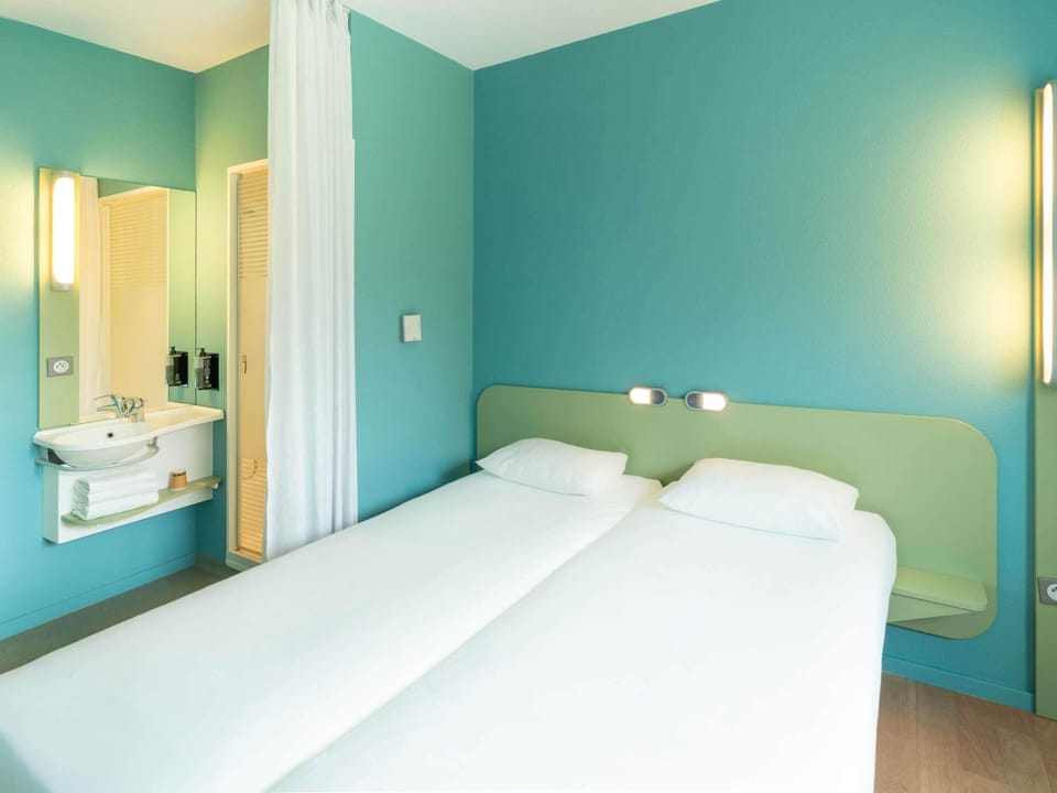 Twin Room, 2 Twin Beds | Desk, soundproofing, iron/ironing board, free cribs/infant beds