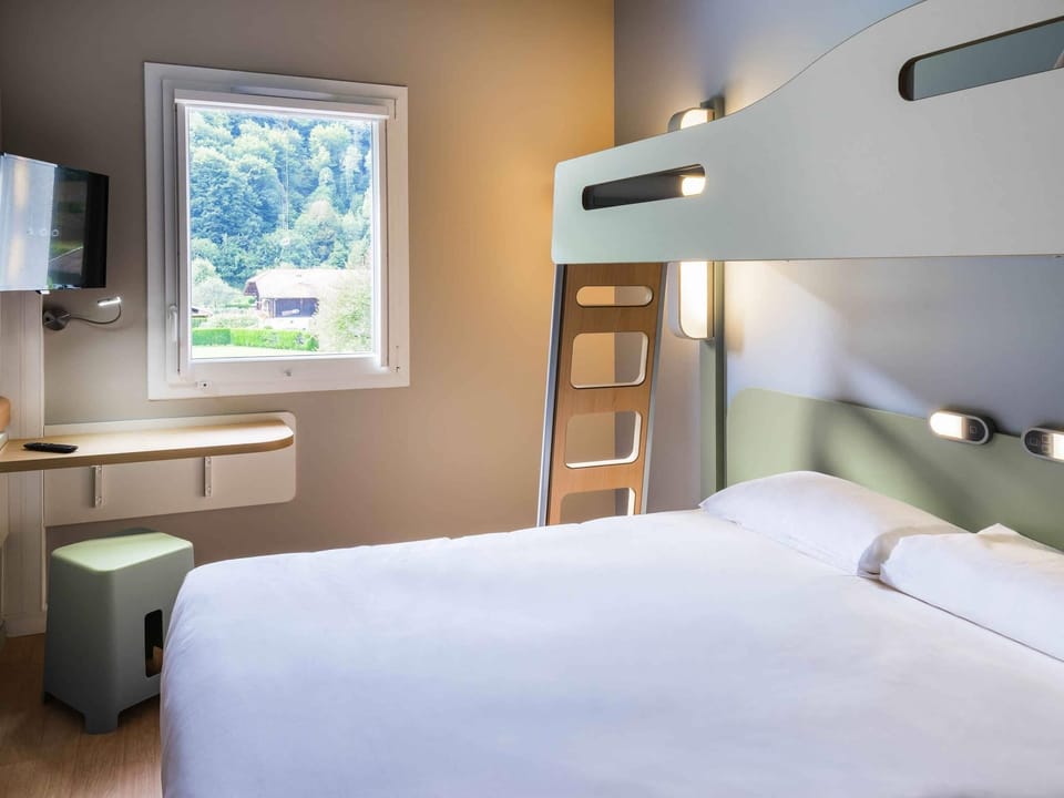 Triple Room, Multiple Beds | Desk, soundproofing, free WiFi, bed sheets