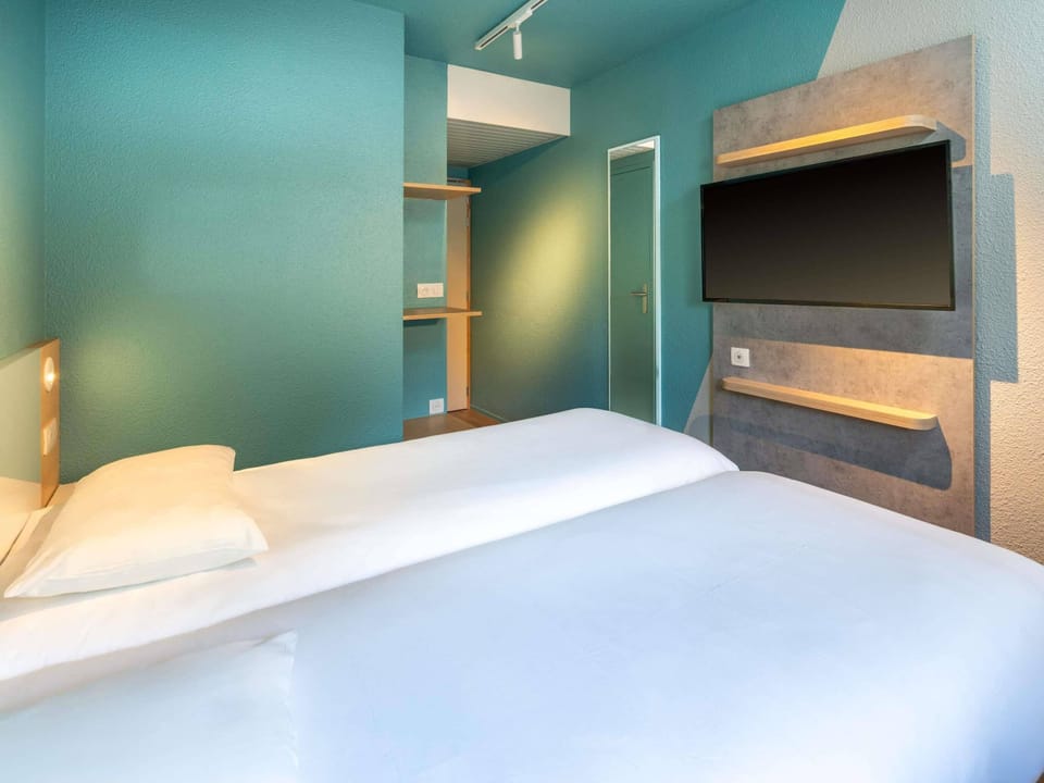 Twin Room, 2 Twin Beds | Desk, laptop workspace, blackout drapes, soundproofing