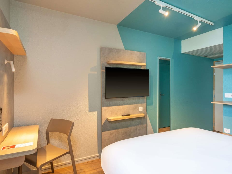 Double Room | Desk, laptop workspace, blackout drapes, soundproofing