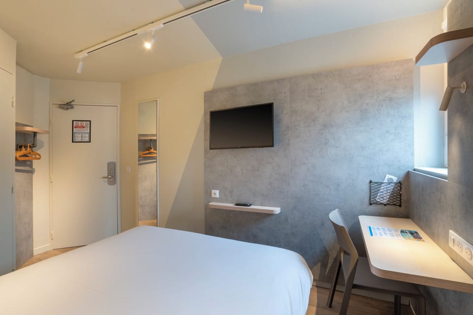 Desk, free cribs/infant beds, free WiFi, bed sheets