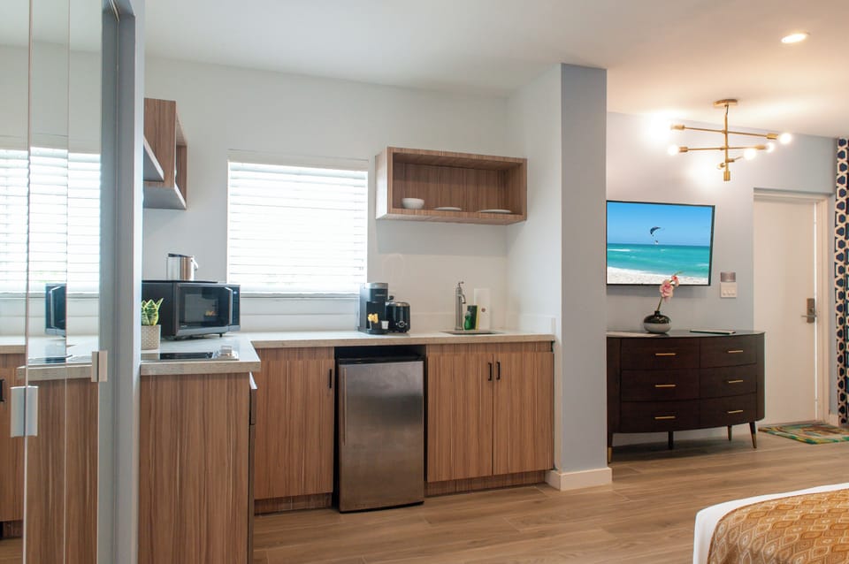 Junior Queen Suite | Private kitchenette | Coffee/tea maker