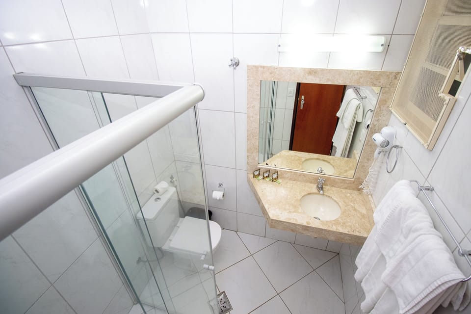 Triple Room | Bathroom | Shower, free toiletries, hair dryer, towels