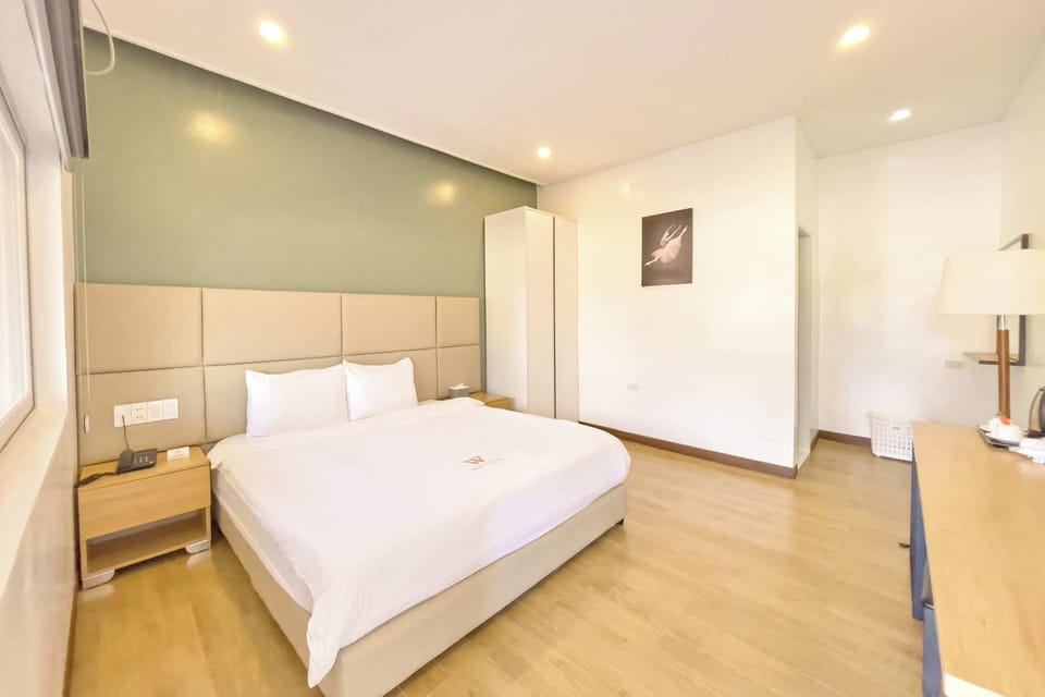 Deluxe King Room | In-room safe, desk, free WiFi, bed sheets