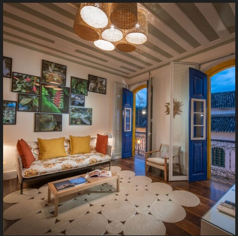 Suíte Master | Living area | 42-inch TV with cable channels