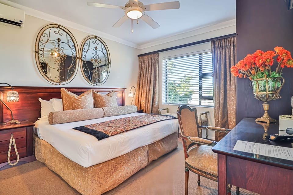 Executive Suite | Premium bedding, minibar, in-room safe, desk