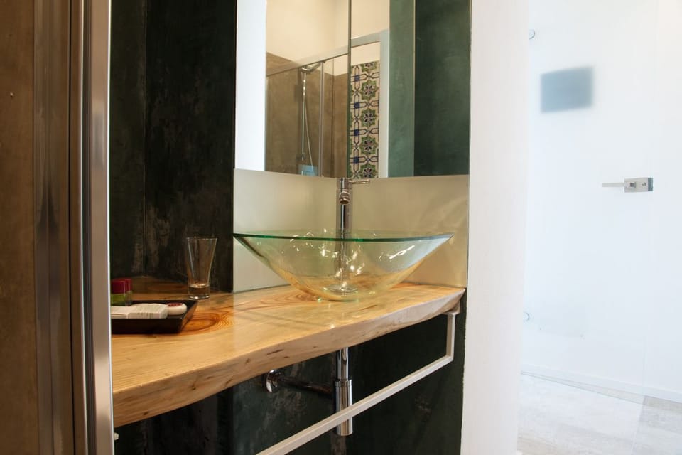Superior Double Room, Terrace, Sea View | Bathroom sink