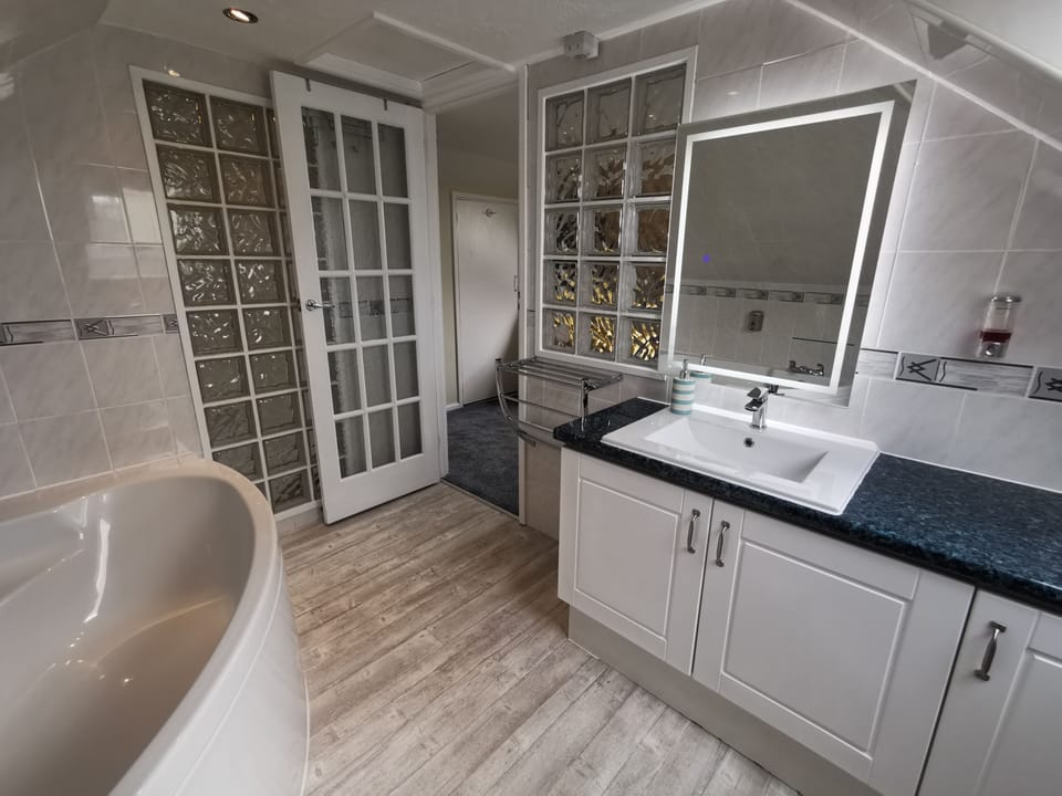 Standard Double Room, Ensuite | Bathroom | Bathrobes, slippers