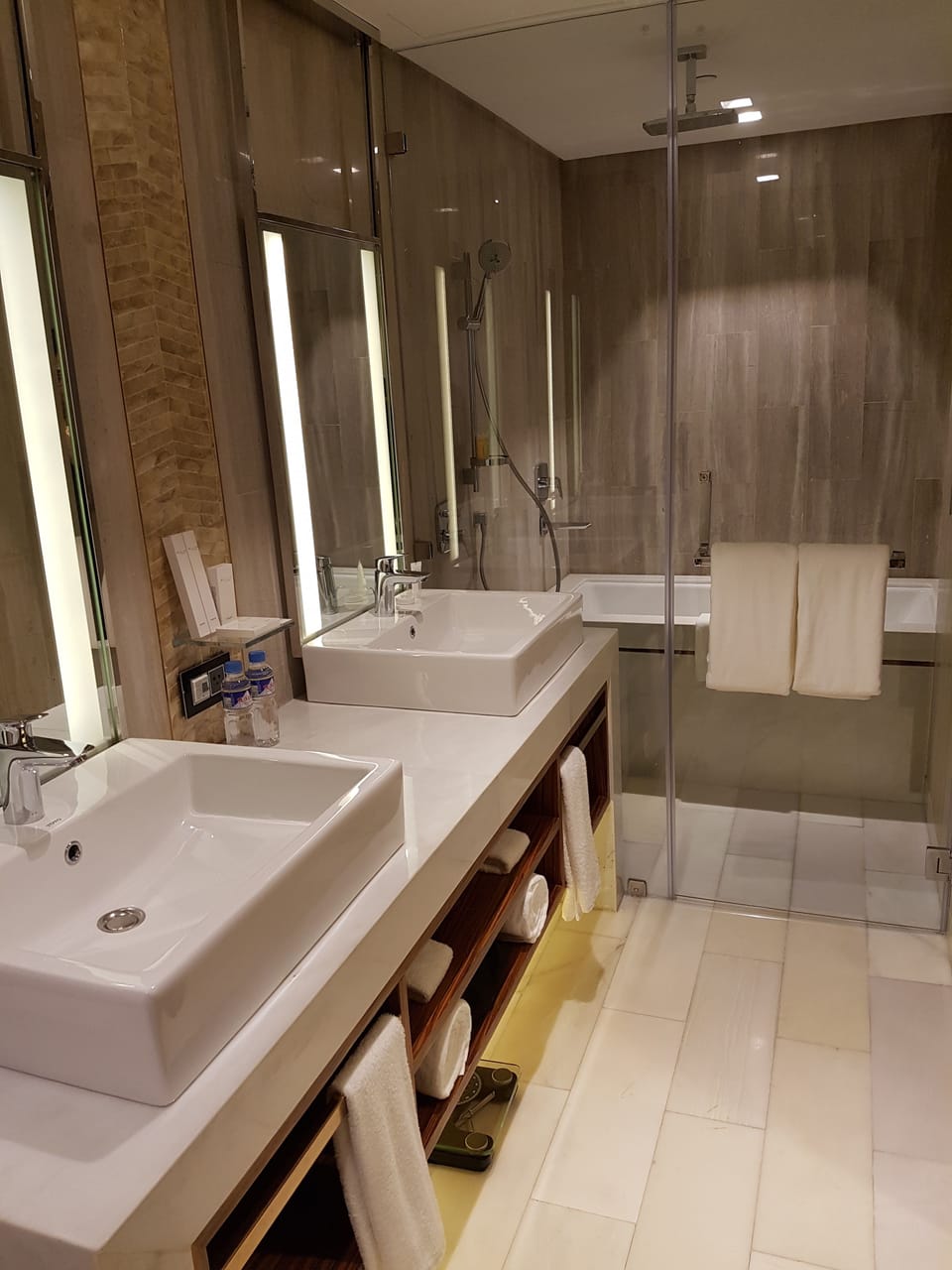 Executive Suite | Bathroom | Shower, rainfall showerhead, free toiletries, hair dryer