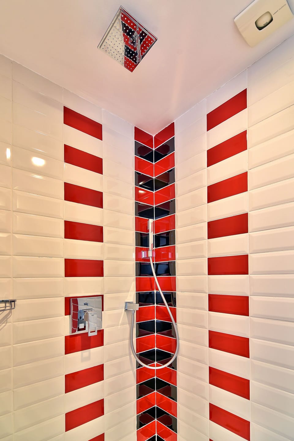 Double or Twin Room (Free WiFi) | Bathroom | Shower, free toiletries, hair dryer, towels