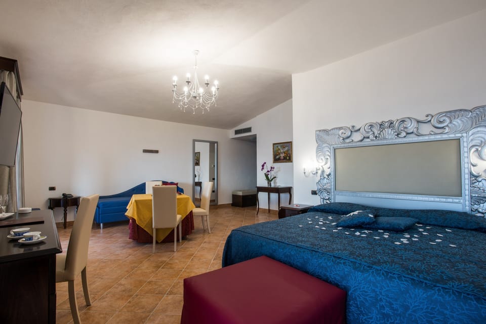 Presidential Suite | Minibar, in-room safe, desk, blackout drapes