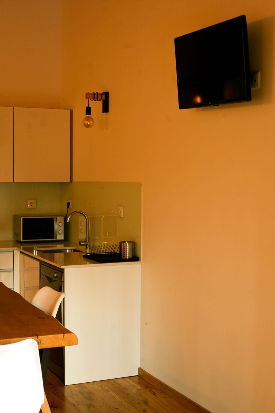 Superior Apartment | Desk, laptop workspace, free WiFi, bed sheets