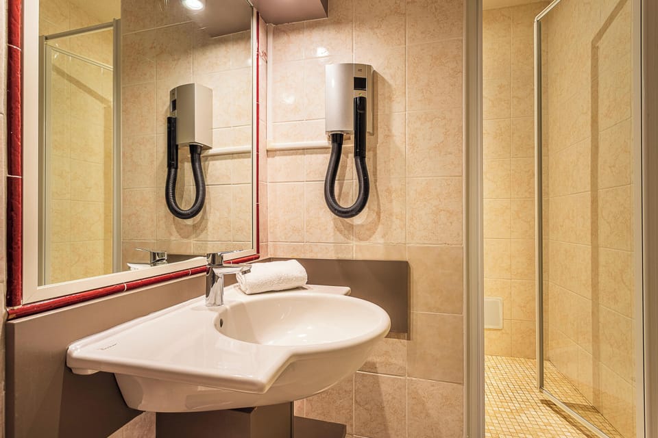 Shower, towels