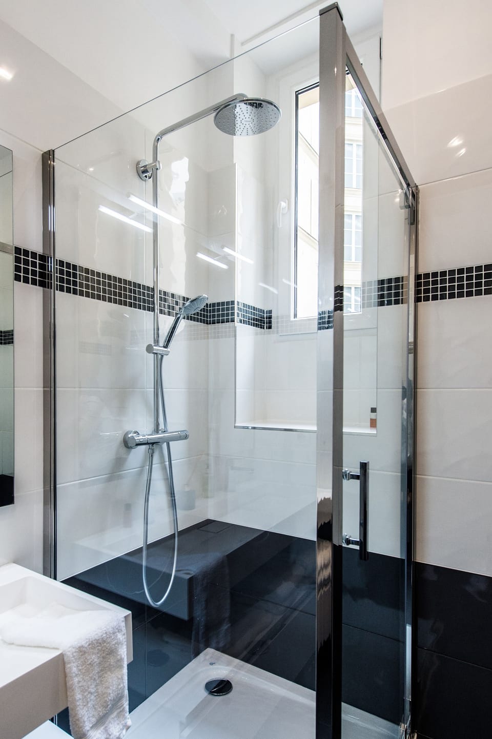 Family Suite | Bathroom | Separate tub and shower, free toiletries, hair dryer, bathrobes