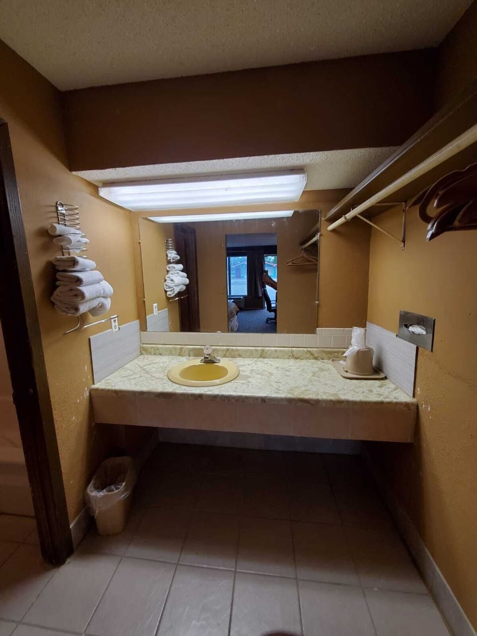 Standard Room, 1 King Bed | Bathroom | Combined shower/tub, towels