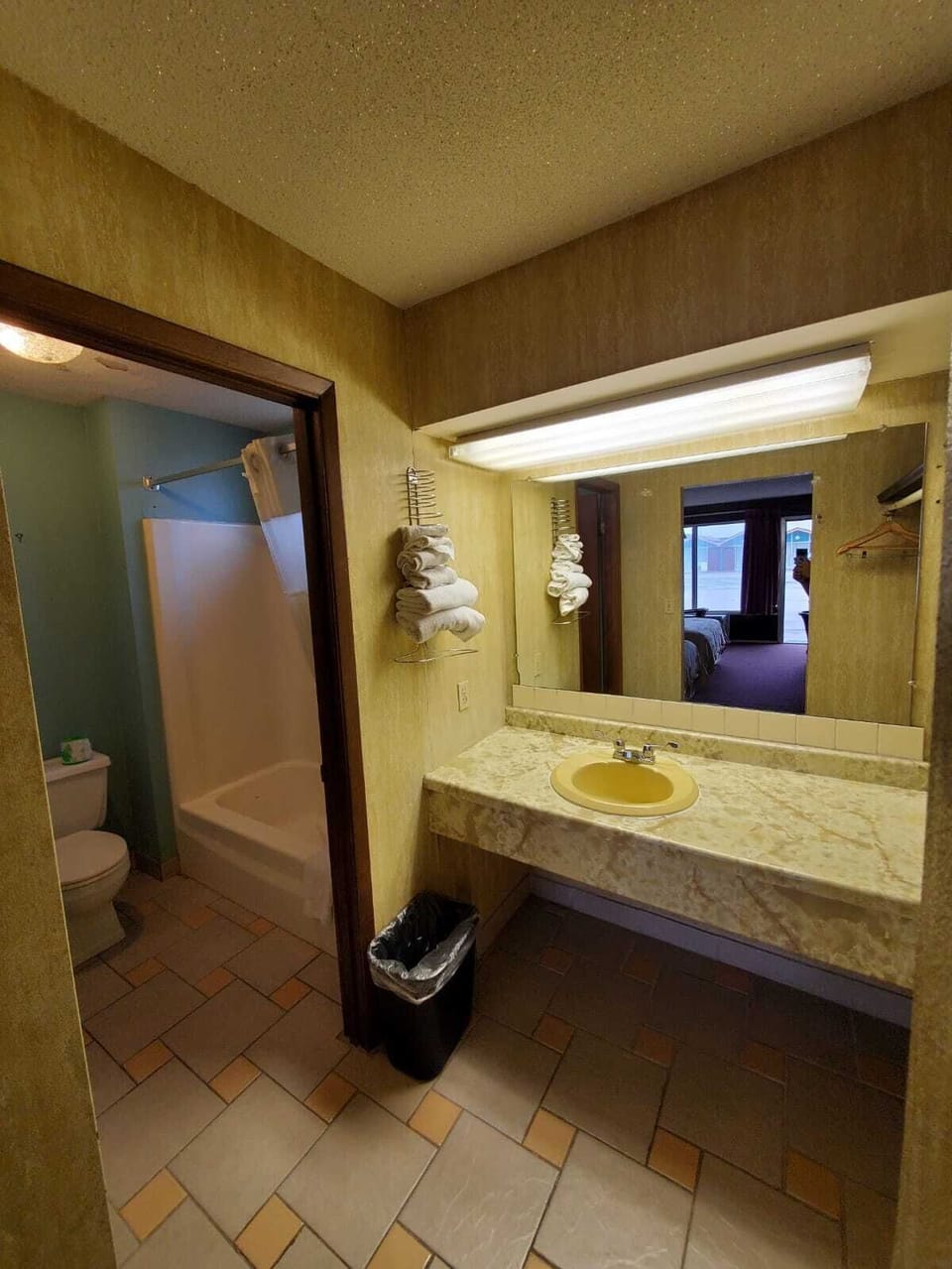 Standard Room, 2 Double Beds | Bathroom | Combined shower/tub, towels
