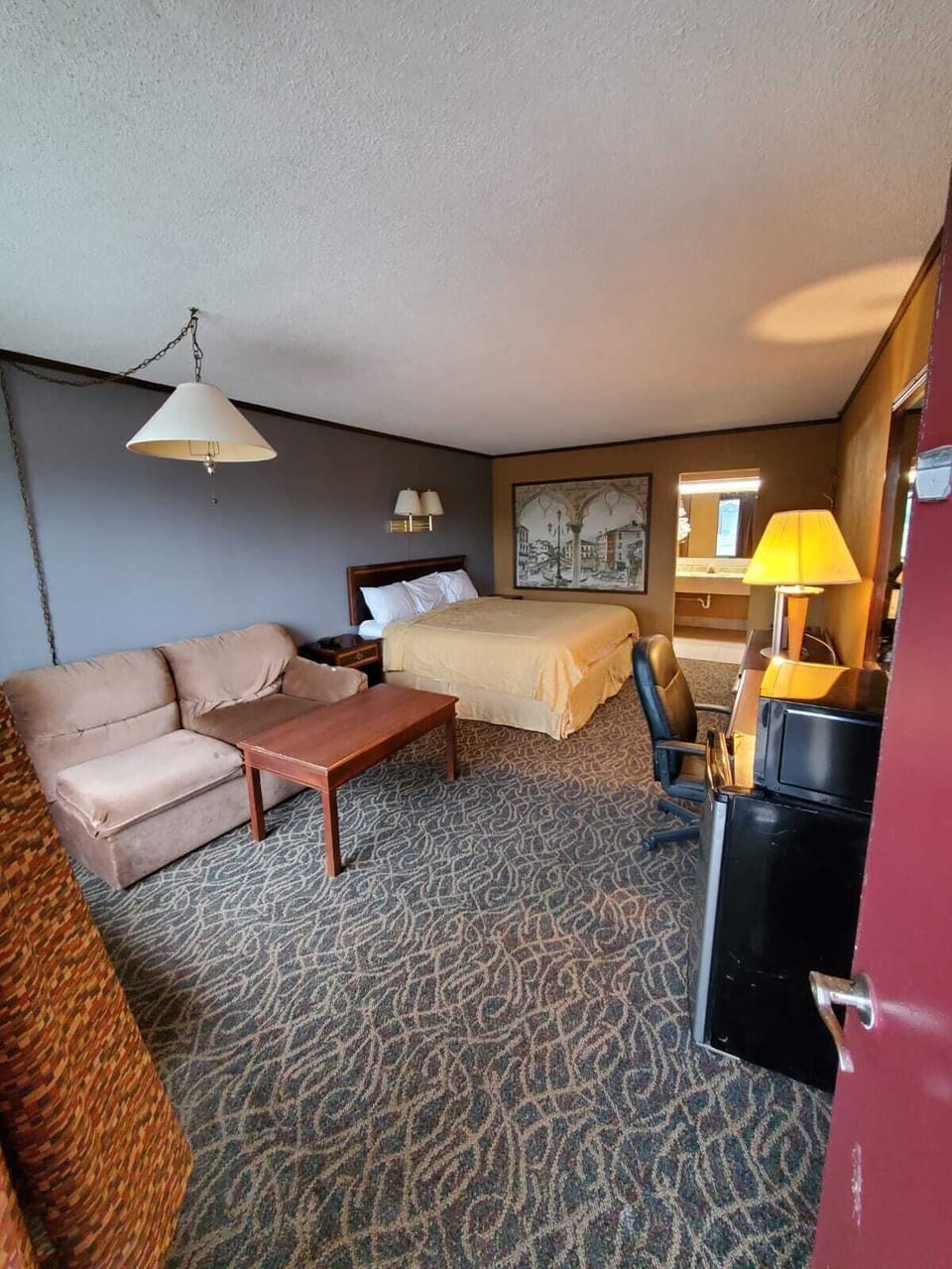 Standard Room, 1 King Bed | Desk, WiFi (free), bed sheets