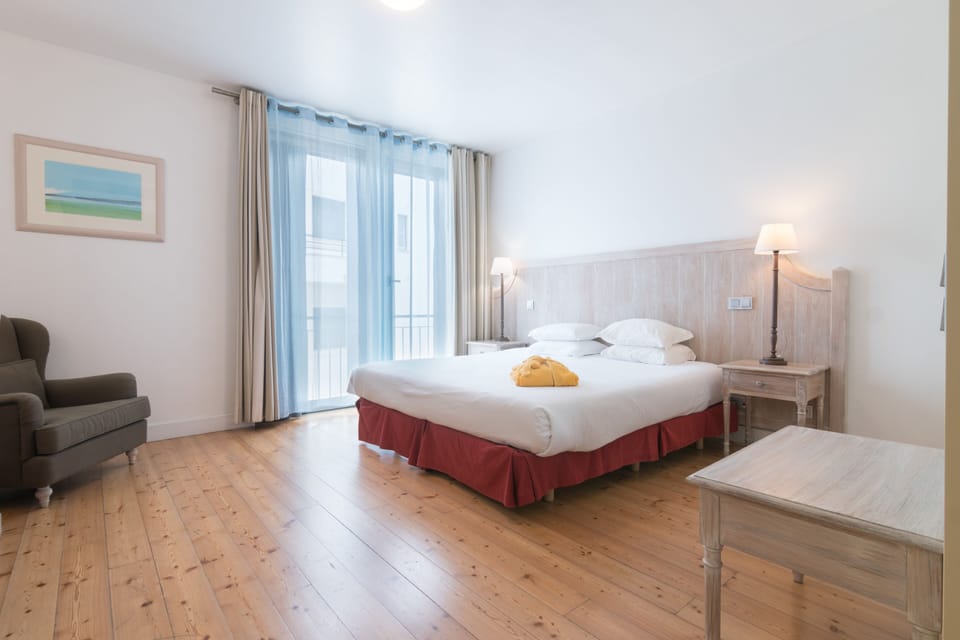 Deluxe Double Room | In-room safe, desk, iron/ironing board, rollaway beds