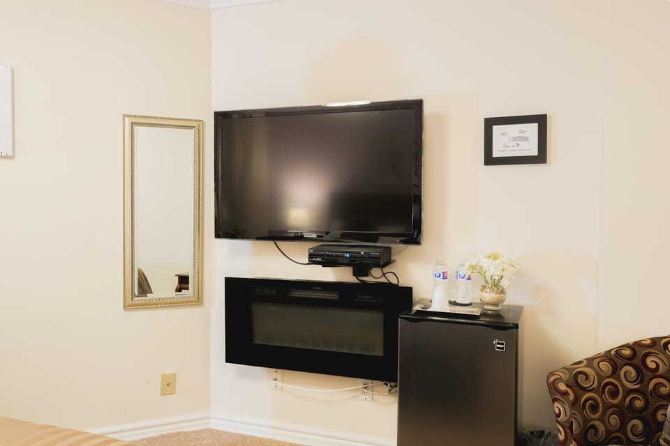 Comfort Double Room, Ensuite, Pool View (Upper Floor)