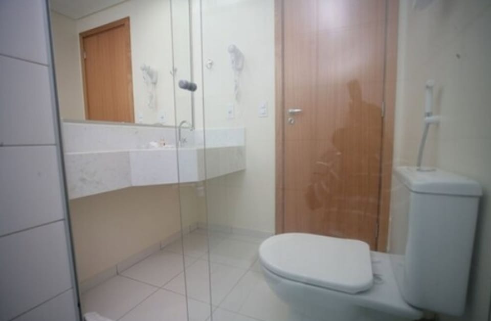 Standard Single Room (Twin) | Bathroom | Shower, free toiletries, hair dryer, towels