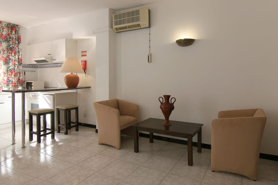 Studio | In-room safe, blackout drapes, soundproofing, iron/ironing board
