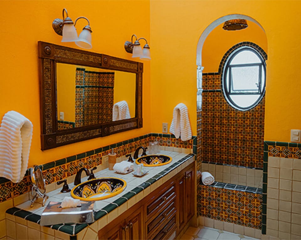Deluxe Suite, 1 King Bed | Bathroom | Combined shower/tub, free toiletries, hair dryer, towels
