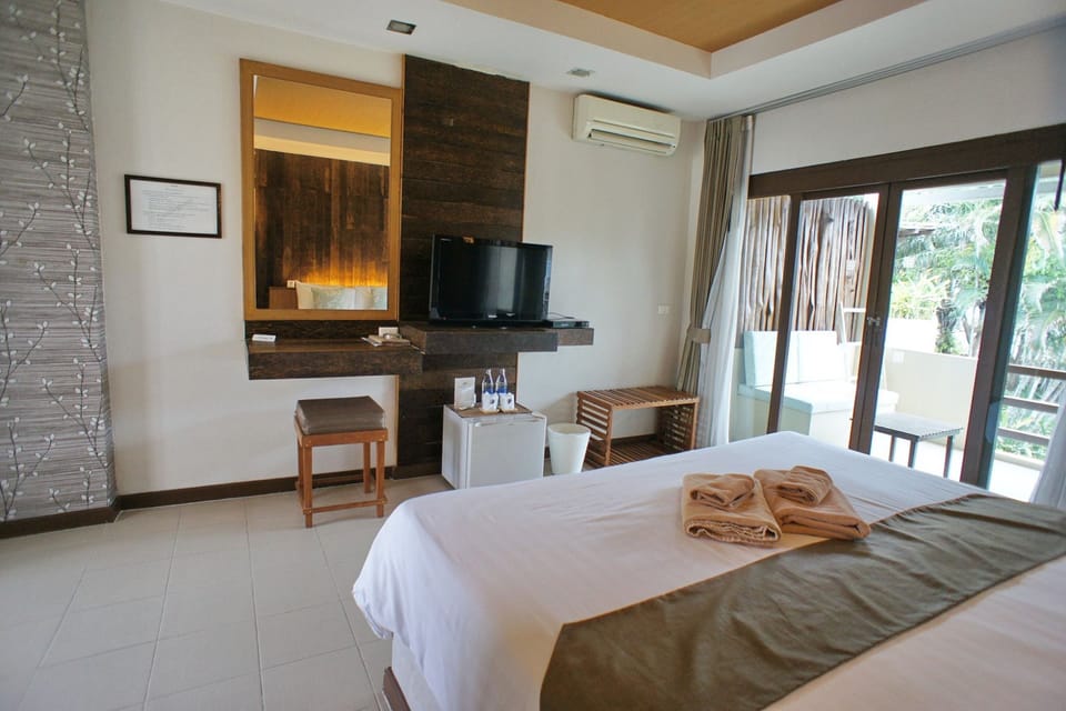 Room, Pool View | Minibar, in-room safe, free WiFi