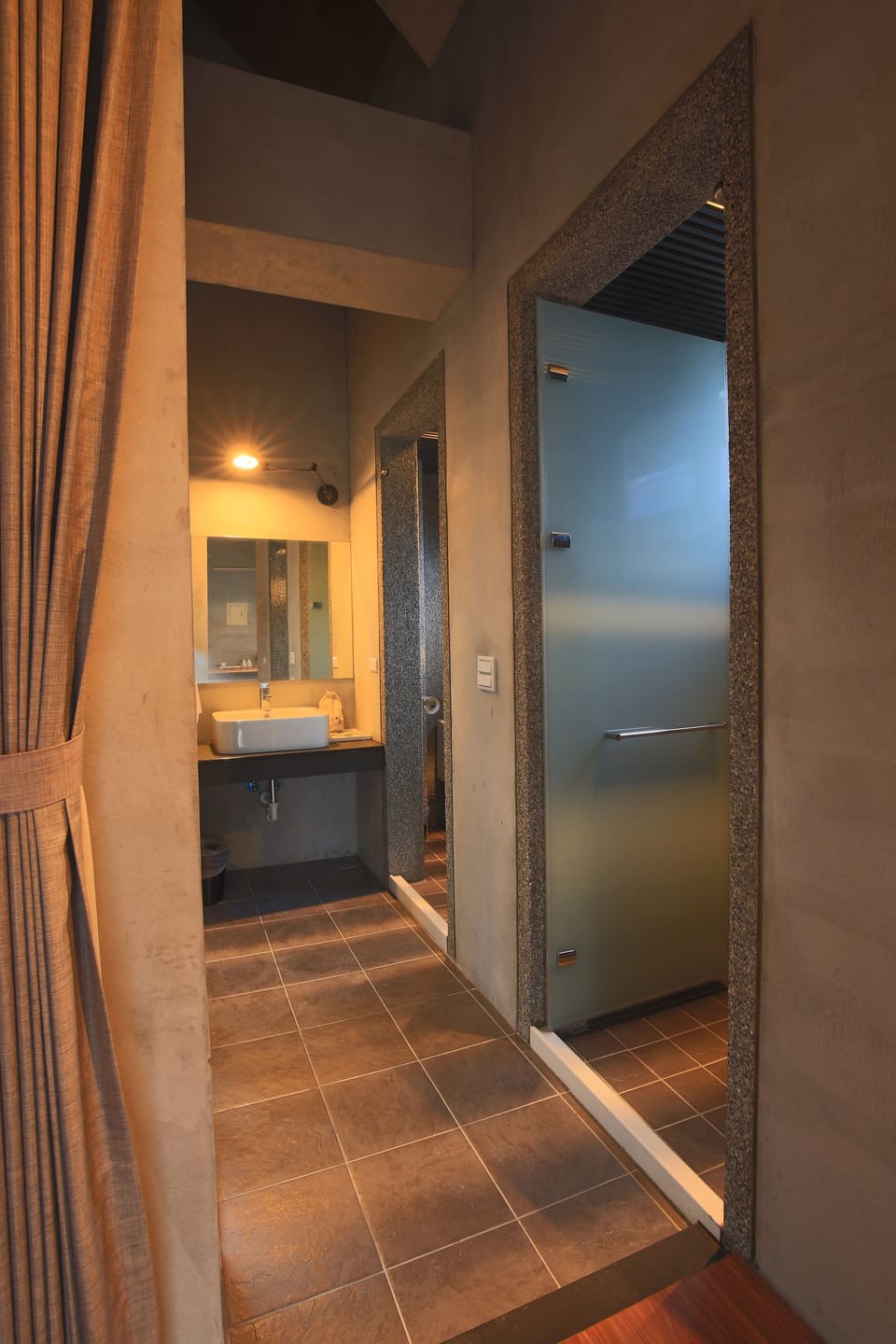 Separate tub and shower, spring water tub, free toiletries, hair dryer