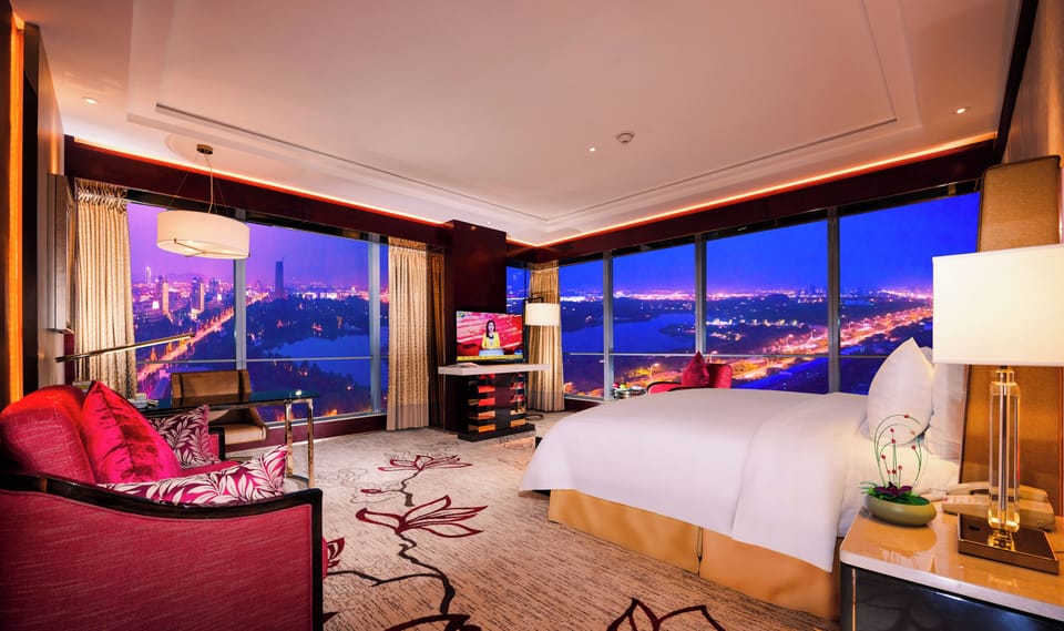 Business King Room with Garden View | Premium bedding, minibar, in-room safe, desk