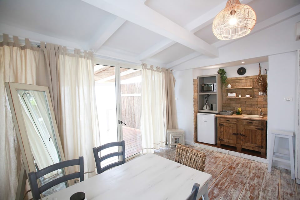 Cabin | Private kitchenette | Fridge, microwave, espresso maker, coffee/tea maker