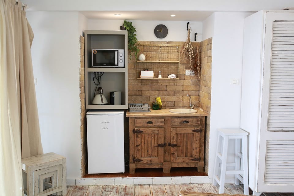 Cabin | Private kitchenette | Fridge, microwave, espresso maker, coffee/tea maker