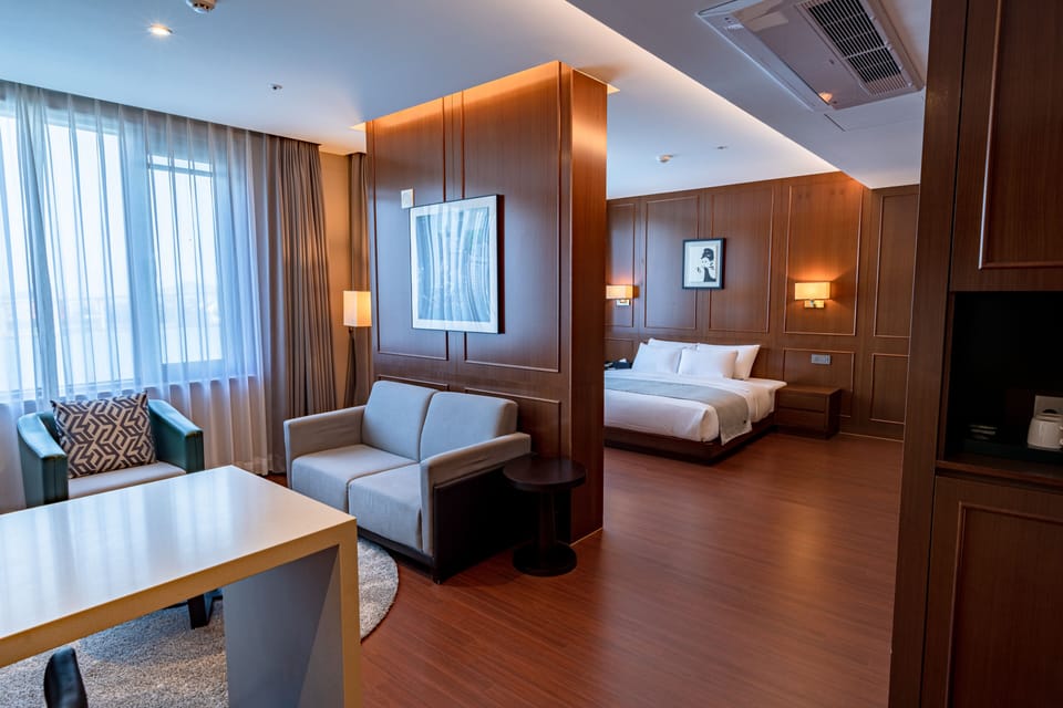 Ocean Suite | Premium bedding, desk, blackout drapes, free WiFi