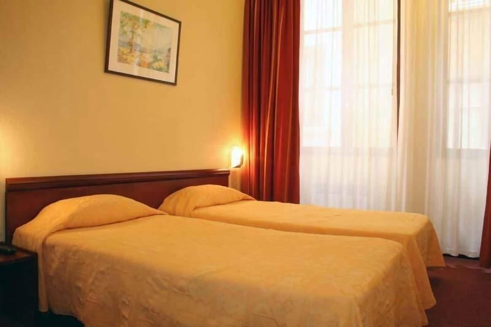 Twin Room | Desk, blackout drapes, soundproofing, free cribs/infant beds