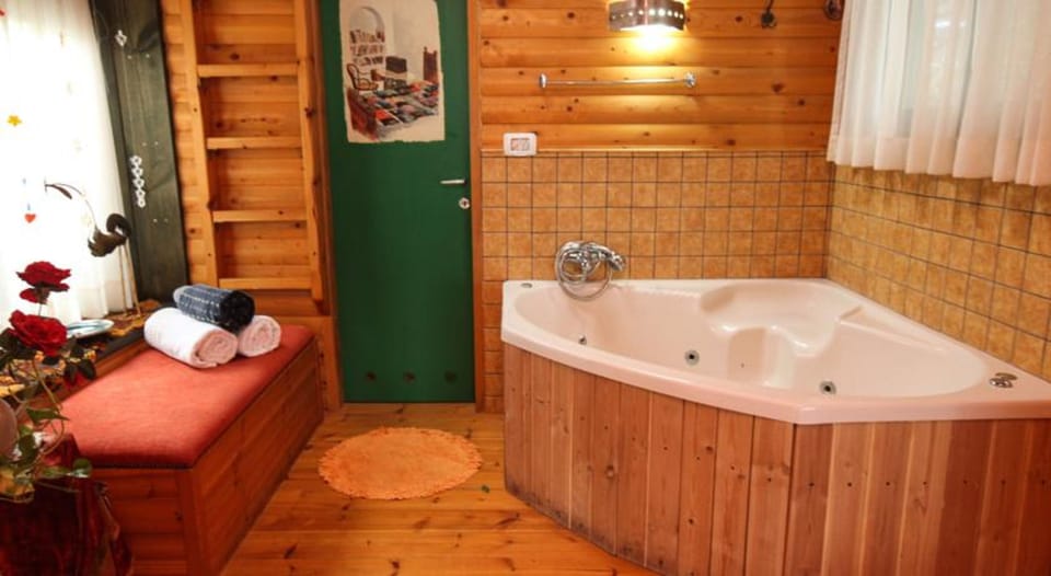 Bungalow | Jetted tub