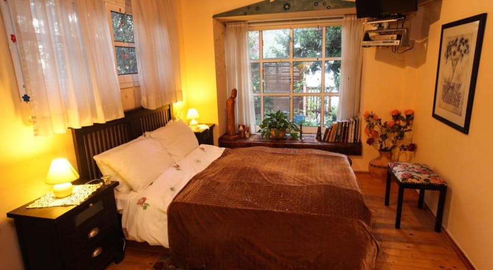 Suite | Desk, free WiFi, bed sheets