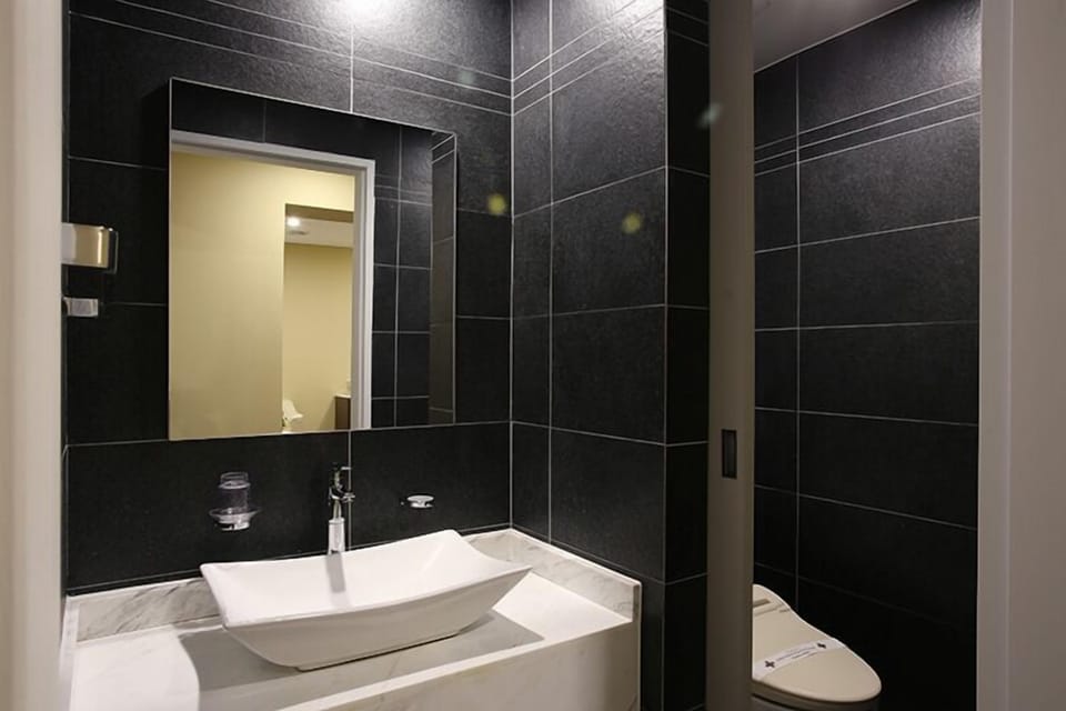 Deluxe Twin Room | Bathroom sink