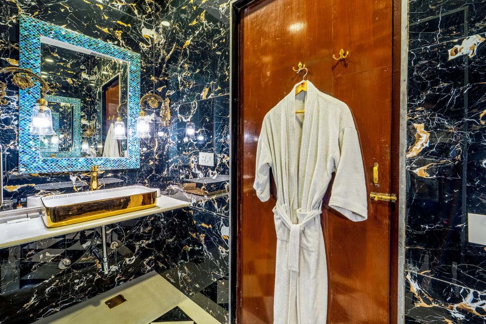 Royal Salute Suite | Bathroom | Shower, rainfall showerhead, designer toiletries, hair dryer
