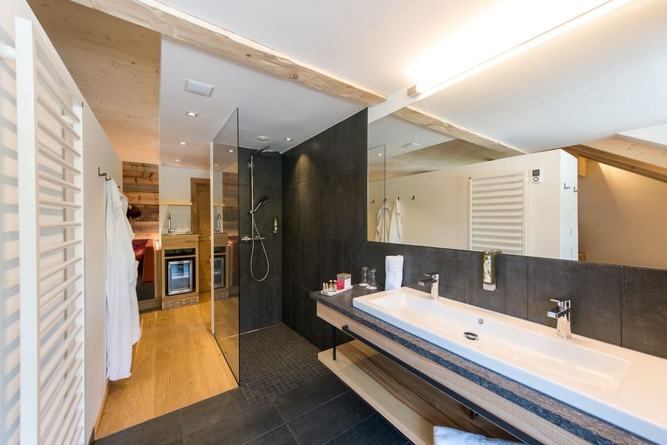 Luxury Studio Suite, Sauna | Bathroom | Eco-friendly toiletries, hair dryer, bathrobes, slippers