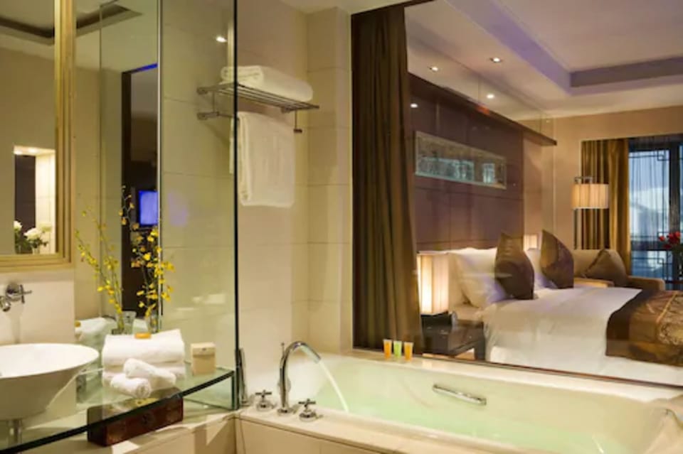 Deep soaking bathtub