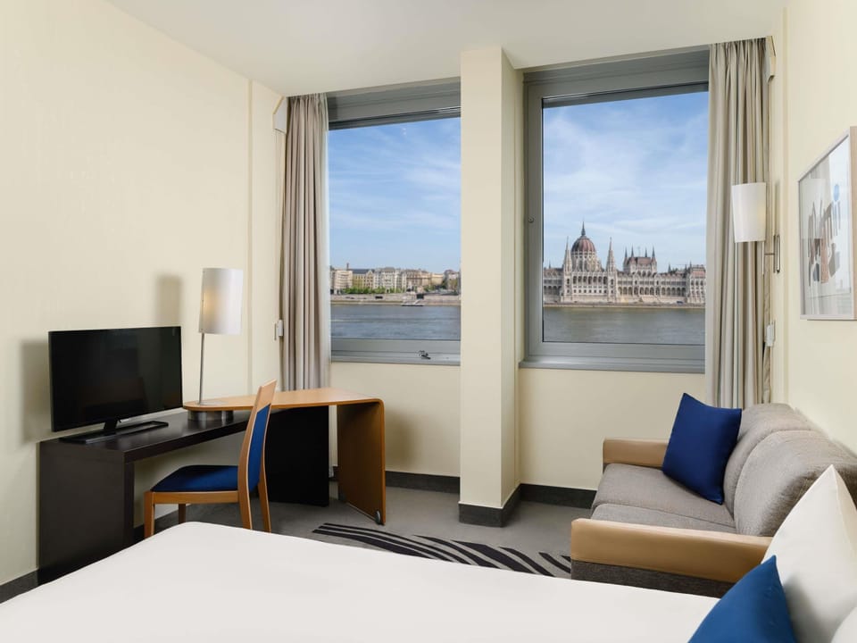 Executive Room, 1 Double Bed (Parliament view) | Minibar, in-room safe, desk, laptop workspace