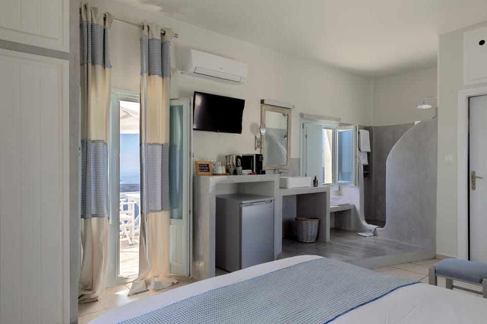 Romantic Suite, Balcony | Egyptian cotton sheets, premium bedding, minibar, in-room safe