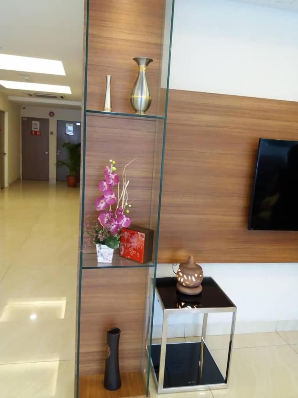 40-inch LCD TV with cable channels, TV