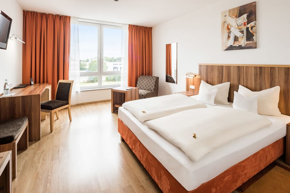 Comfort Double Room | Hypo-allergenic bedding, minibar, in-room safe, desk
