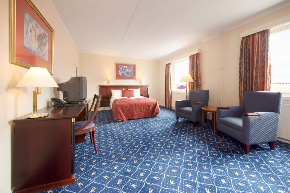 Desk, cribs (free), WiFi (free), bed sheets